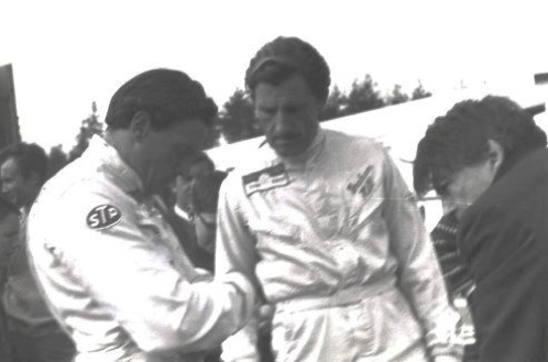 Dernier échange avec Graham Hill                     
© Gilles Darbonville